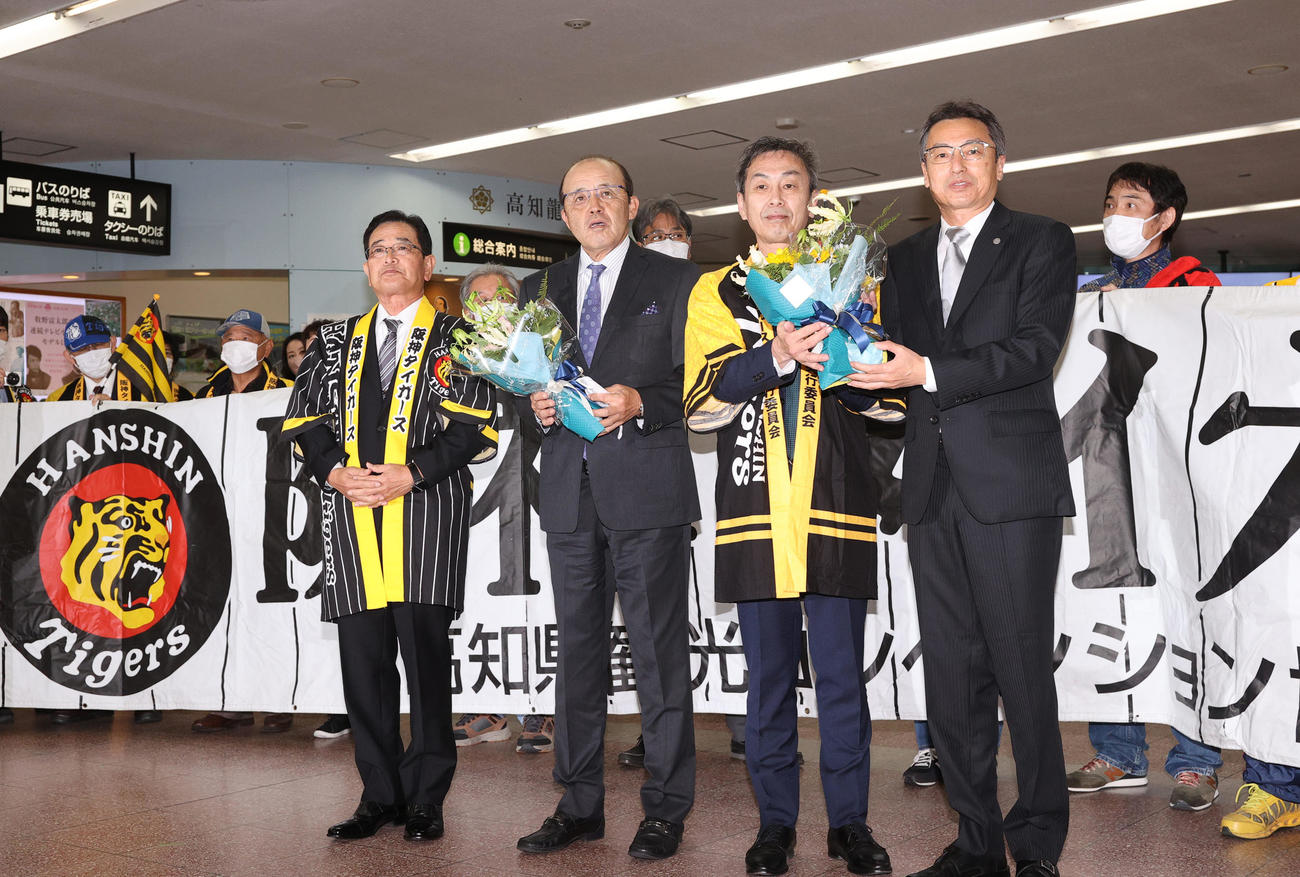 阪神岡田監督（左から2人目）は高知龍馬空港に到着し、歓迎を受ける。左から安芸市長の横井氏、1人おいて、高知県副知事の井上氏、百北社長（撮影・上山淳一）