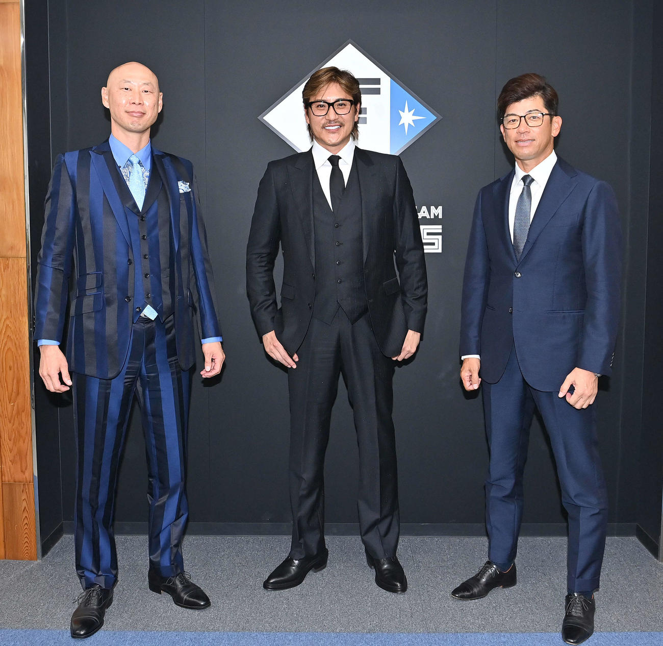 新コーチ就任会見に臨んだ日本ハム首脳陣。左から森本1軍外野守備走塁コーチ、新庄監督、建山1軍投手コーチ（代表撮影）