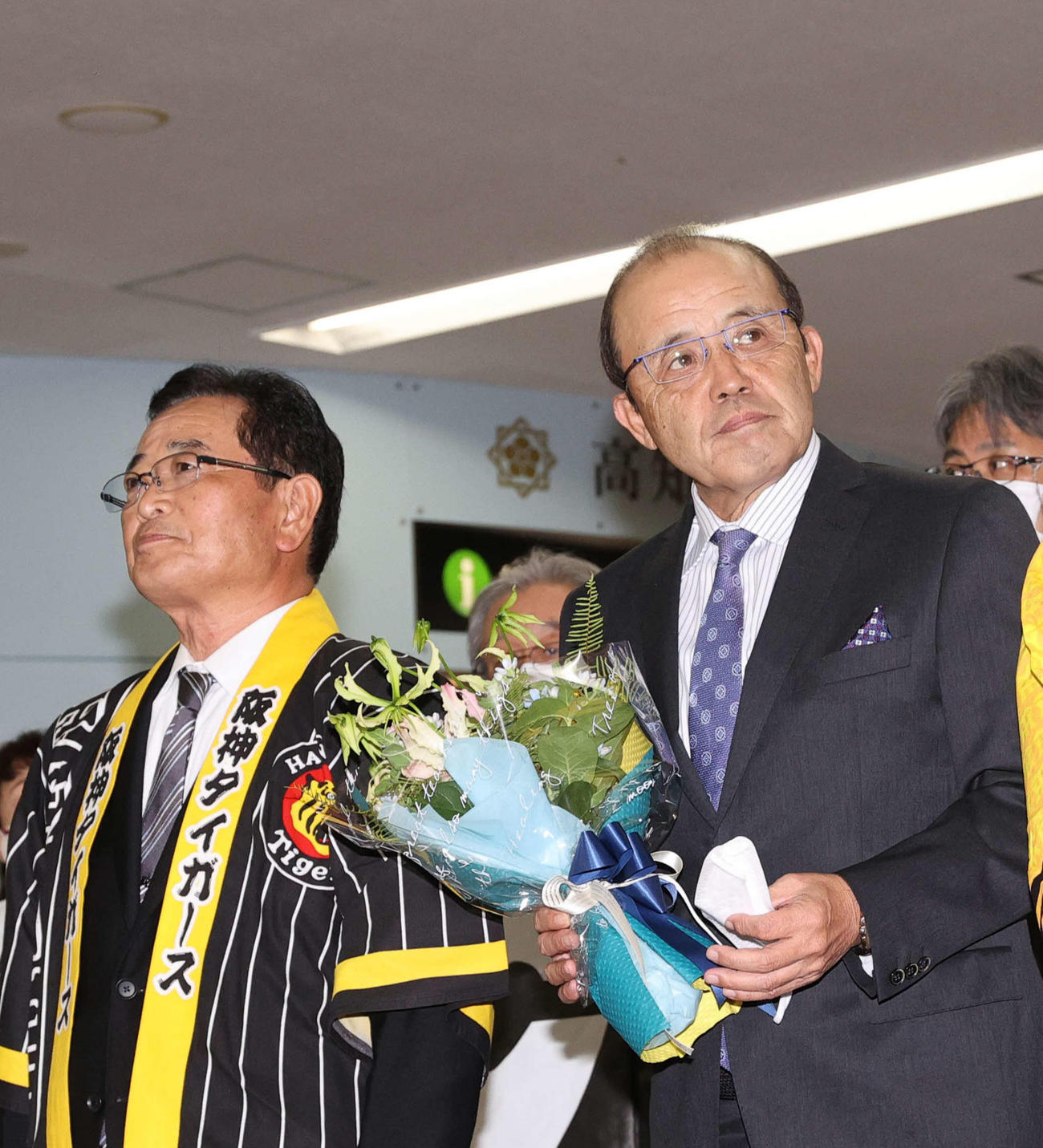 高知龍馬空港に到着し歓迎を受ける阪神岡田監督。左は横井安芸市長（撮影・上山淳一）