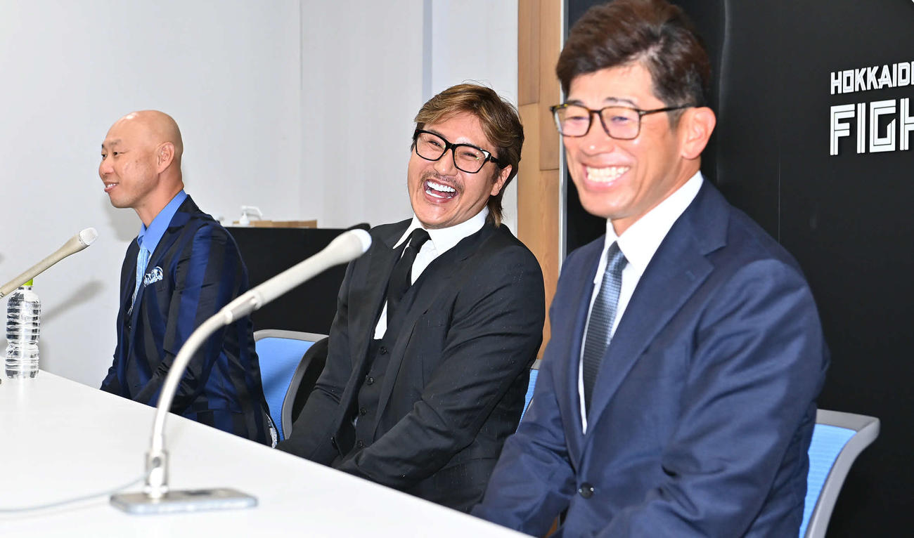 新コーチ就任会見に臨んだ日本ハム首脳陣。左から森本1軍外野守備走塁コーチ、新庄監督、建山1軍投手コーチ（代表撮影）