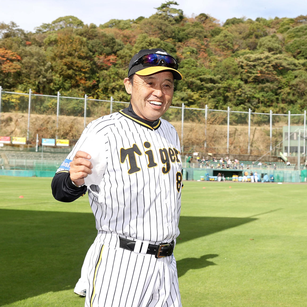 阪神安芸キャンプ初日、安芸市営球場入りし、笑顔を見せる阪神岡田監督（撮影・上山淳一）