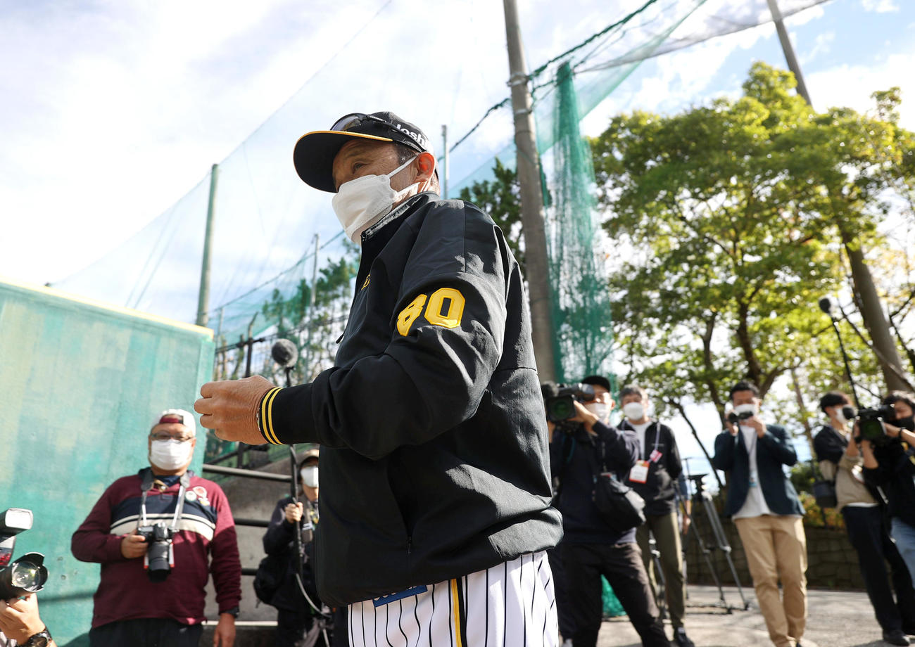 阪神安芸キャンプ初日、安芸市営球場入りする阪神岡田監督（撮影・上山淳一）