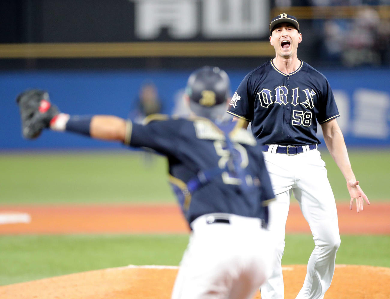 ヤクルト対オリックス　ヤクルトに勝利し、日本シリーズ優勝を決め歓喜するワゲスパックと若月（撮影・河田真司）
