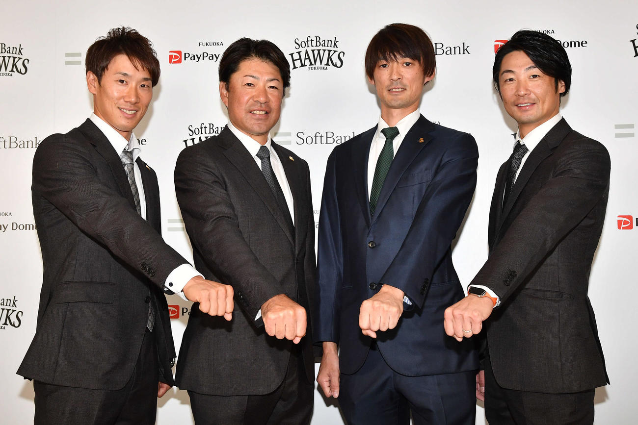 新入団・就任コーチ会見を行った、左から高田リハビリ担当コーチ、高波4軍コーチ、金子3軍コーチ、明石2軍コーチ（撮影・岩下翔太）