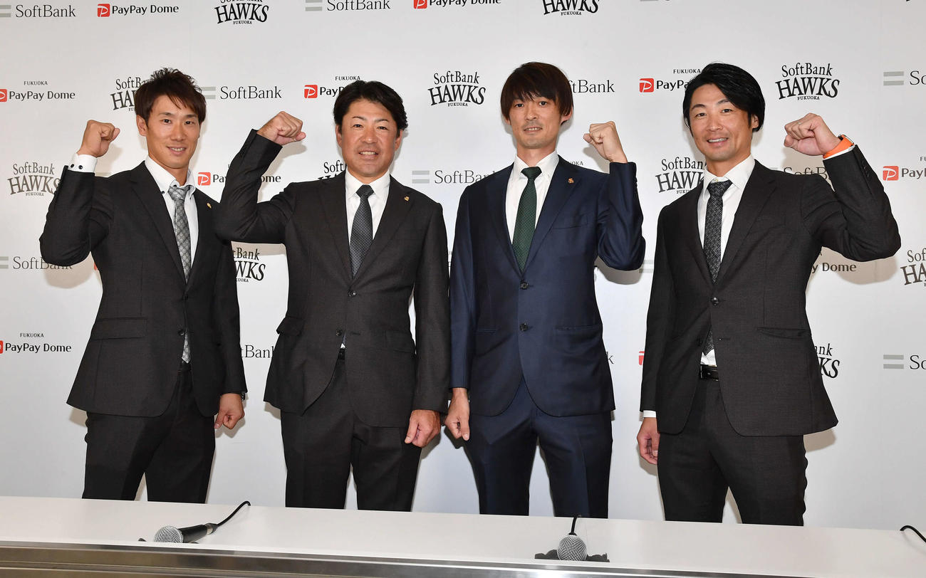 新入団・就任コーチ会見を行った、左から高田リハビリ担当コーチ、高波4軍コーチ、金子3軍コーチ、明石2軍コーチ（撮影・岩下翔太）