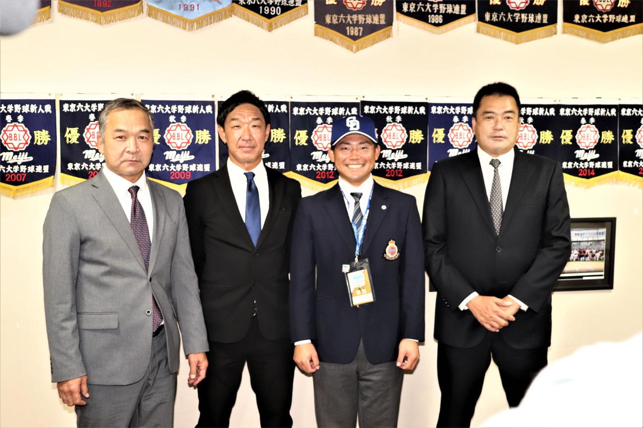 指名あいさつを終え、笑顔で写真に写る（写真左から）中日・音スカウト、八木スカウト、　明大・村松、松永スカウト部長（撮影・保坂淑子）