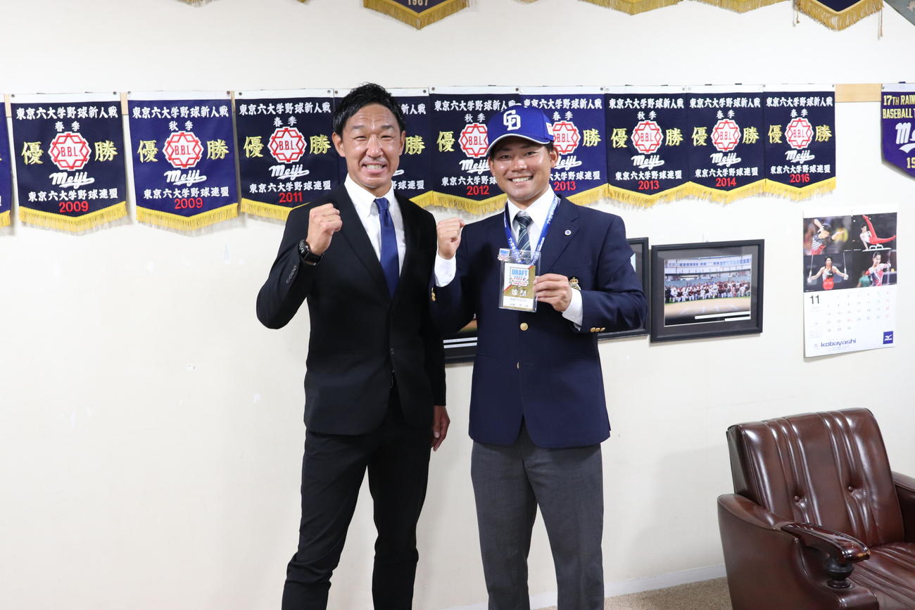 指名あいさつを終え、笑顔で写真に写る（写真左から）中日・八木スカウトと明大・村松（撮影・保坂淑子）