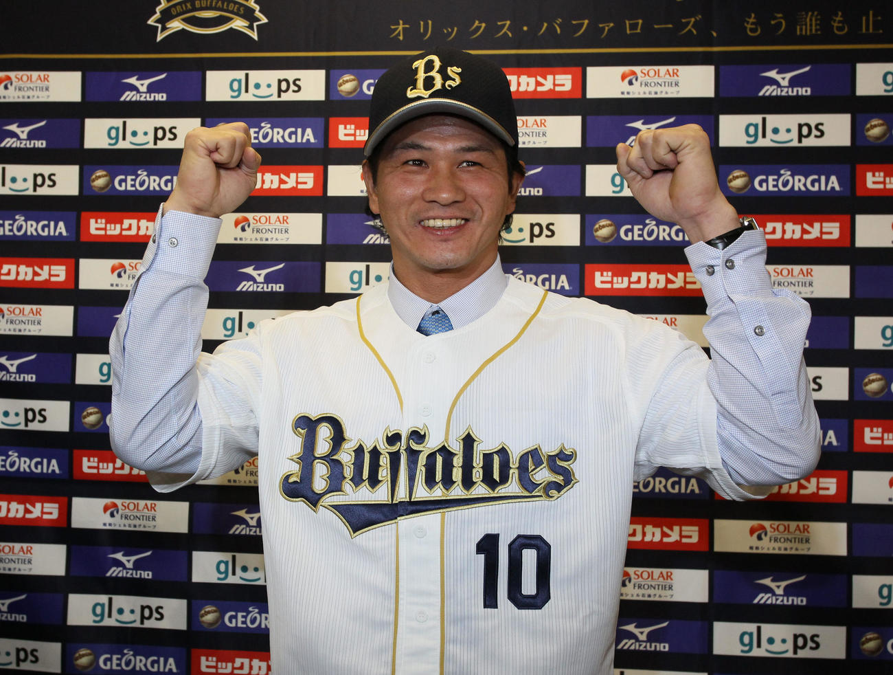 13年12月、オリックスに戻り入団会見でユニホームに袖を通す谷