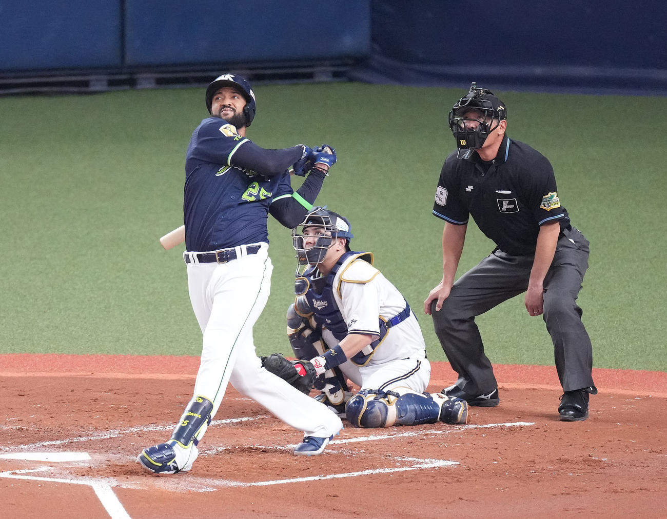 SMBC日本シリーズ2022　オリックス対ヤクルト　2回表ヤクルト1死、左中間にソロ本塁打を放つサンタナ（2022年10月27日撮影）