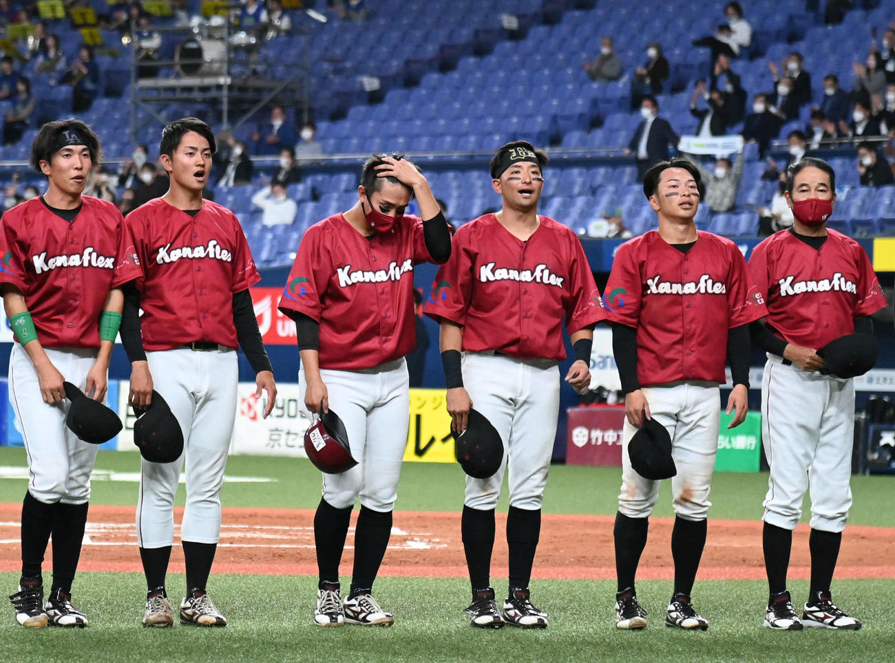 カナフレックス対日本通運　日本通運に7回コールド負け、肩を落とすカナフレックスナイン、福間納監督(右)（撮影・石井愛子）