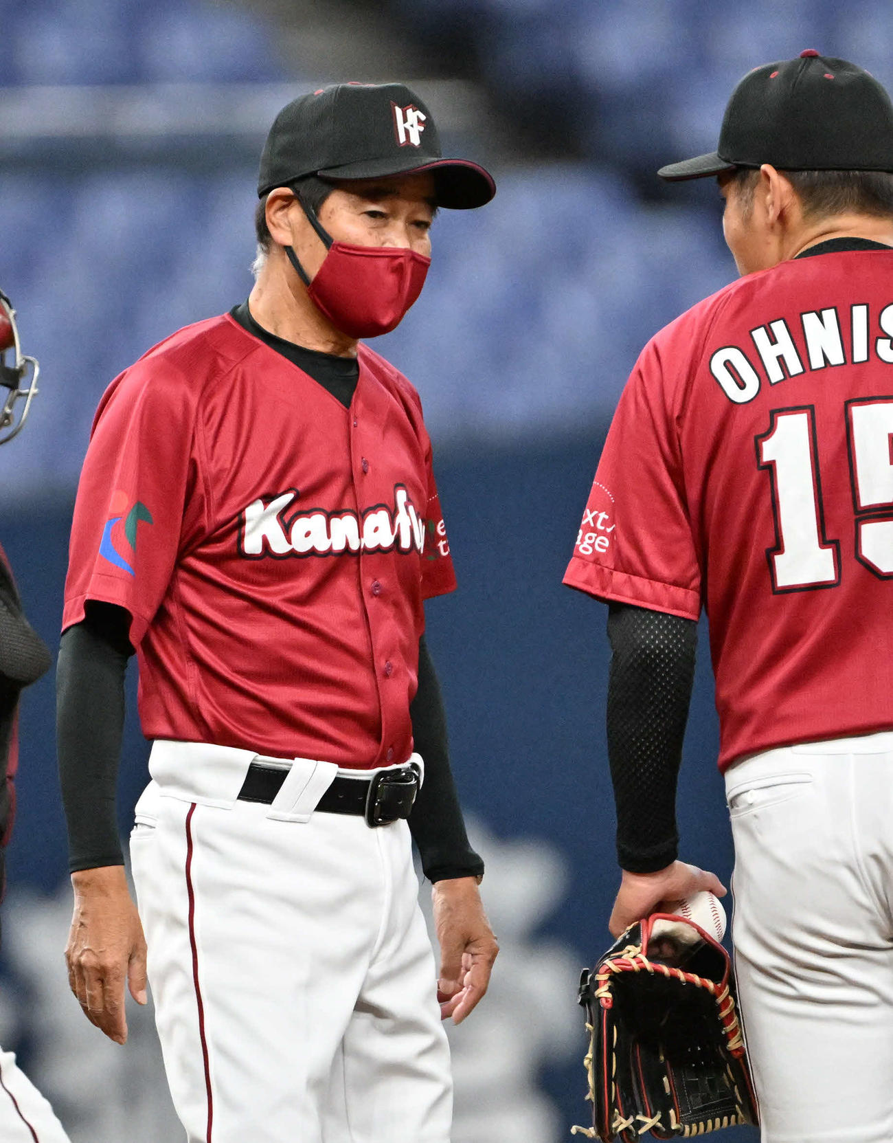 カナフレックス対日本通運　1回裏日本通運1死一、三塁カナフレックス・福間納監督(左)はマウンドで大西健太投手に声をかける（撮影・石井愛子）