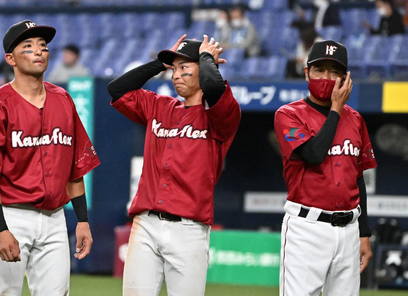 カナフレックス対日本通運　日本通運に7回コールド負け、肩を落とすカナフレックスナイン、福間納監督(右)（撮影・石井愛子）