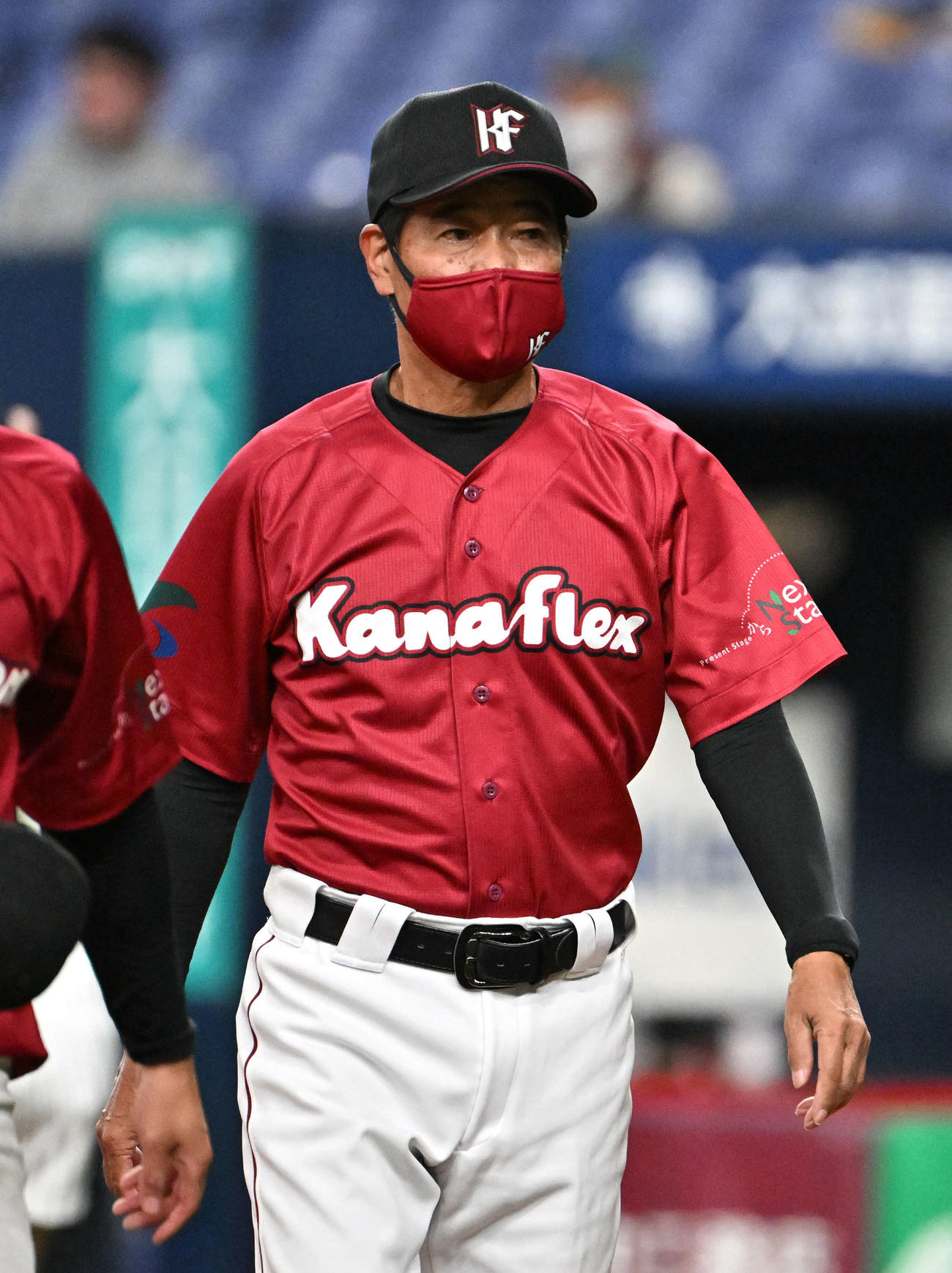 カナフレックス対日本通運　日本通運に7回コールド負け、肩を落とすカナフレックス・福間納監督(右)（撮影・石井愛子）