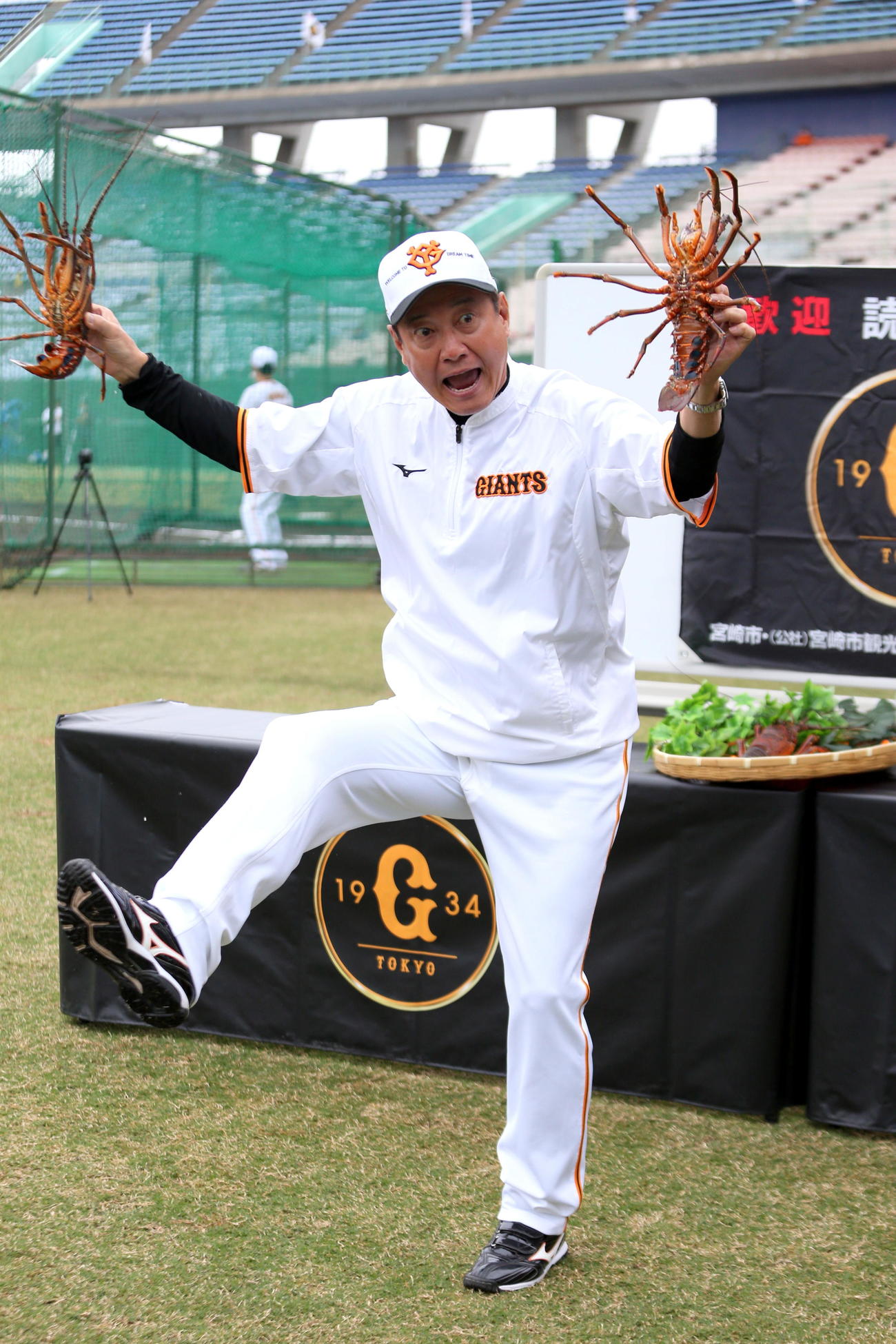 伊勢エビを手に「伊勢エビポーズ」をとる巨人原辰徳監督（撮影・三須一紀）