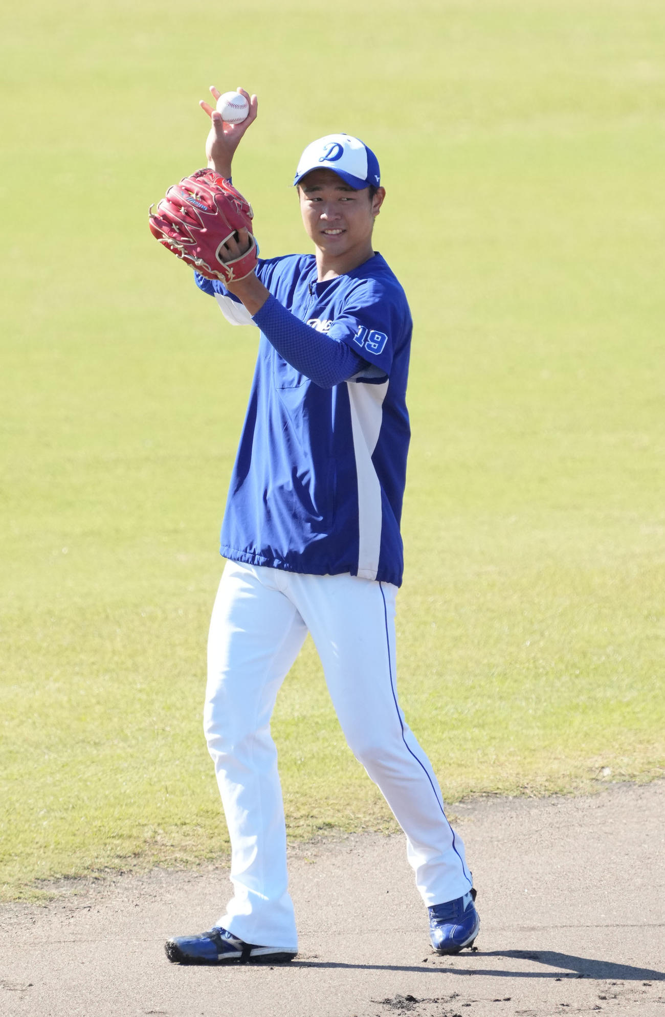 キャッチボールをする高橋宏（撮影・森本幸一）