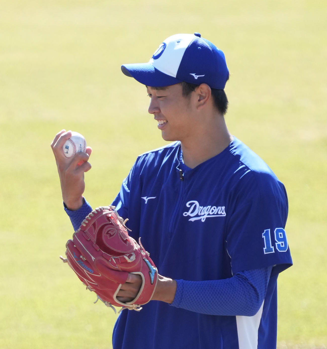 MLB公式球でキャッチボールをする高橋宏（撮影・森本幸一）