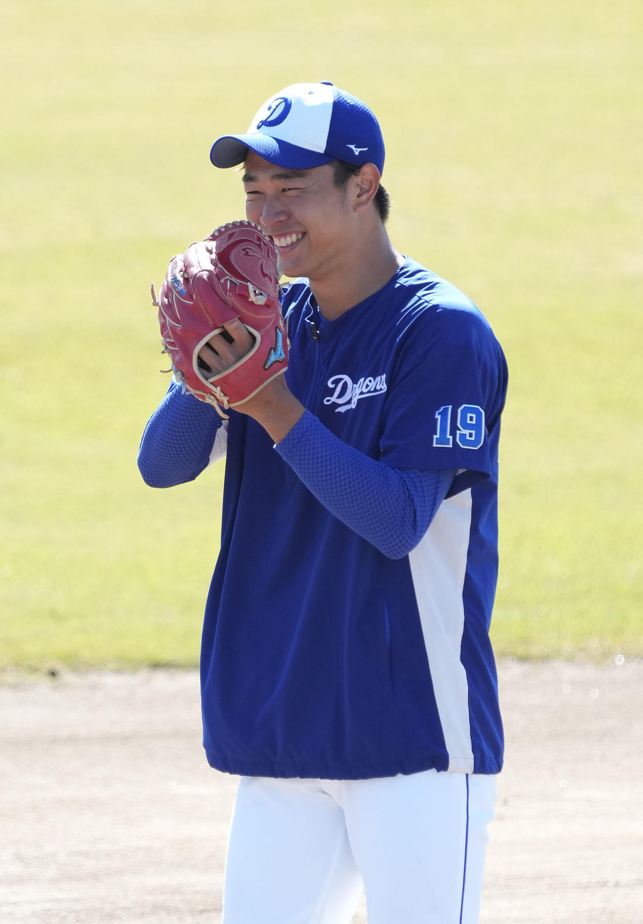 明るい表情でキャッチボールをする高橋宏（撮影・森本幸一）