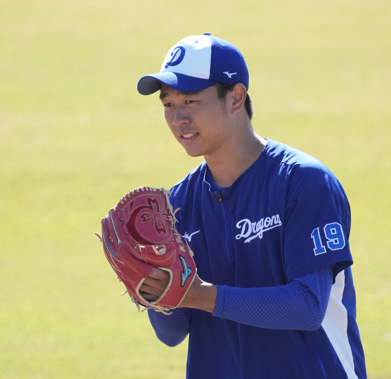キャッチボールをする高橋宏（撮影・森本幸一）