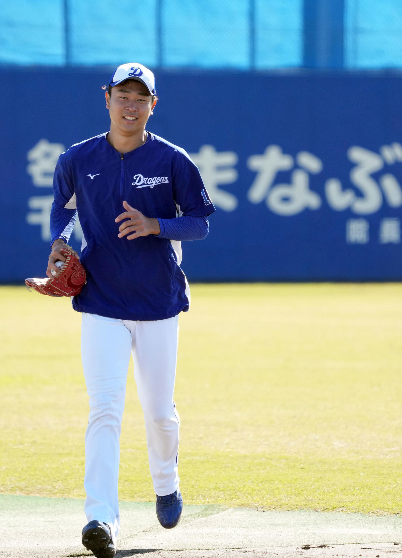 キャッチボールを終えランニングで引き上げる高橋宏斗（撮影・森本幸一）