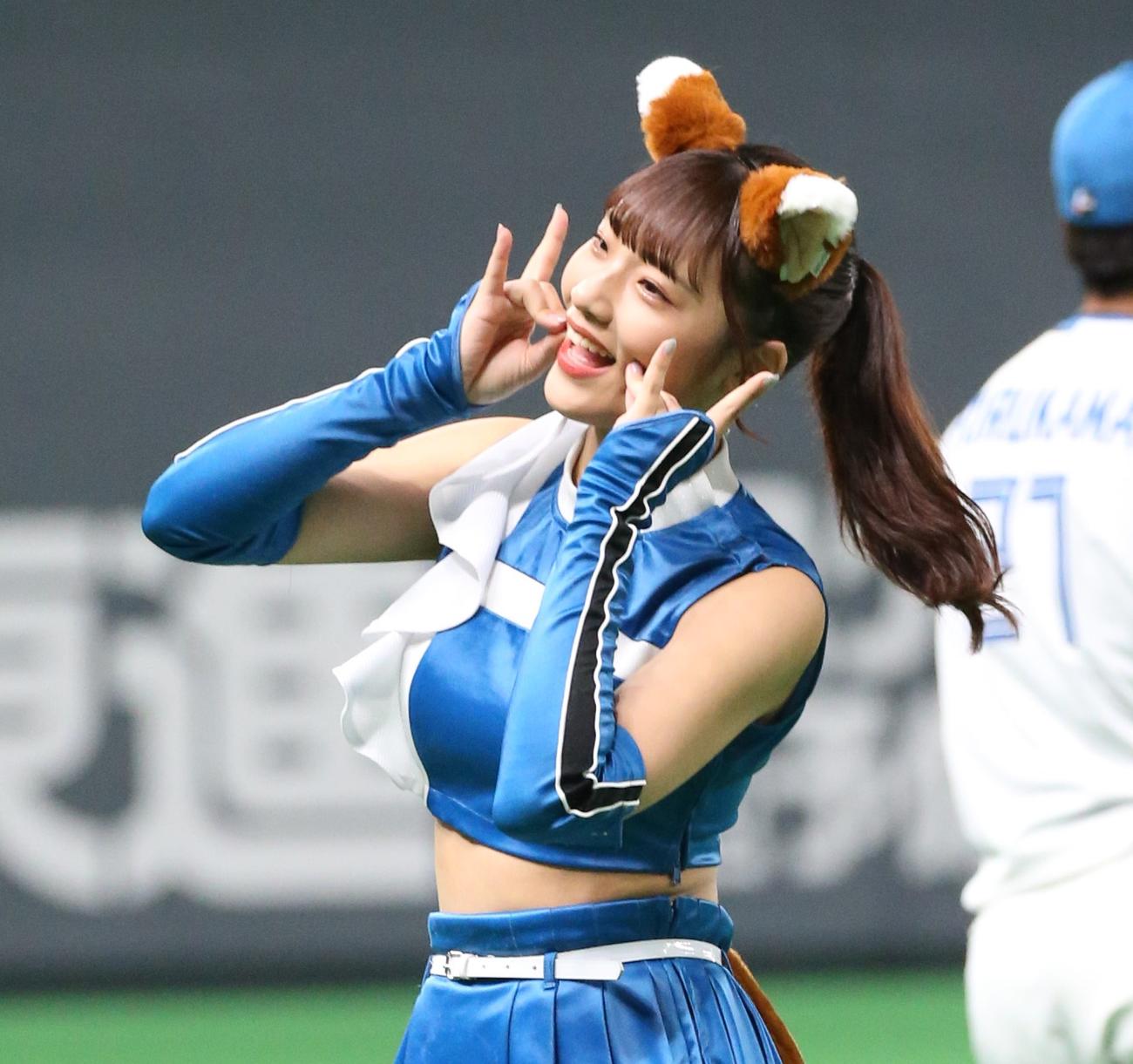 「きつねダンス」を踊るファイターズガール（2022年9月撮影）