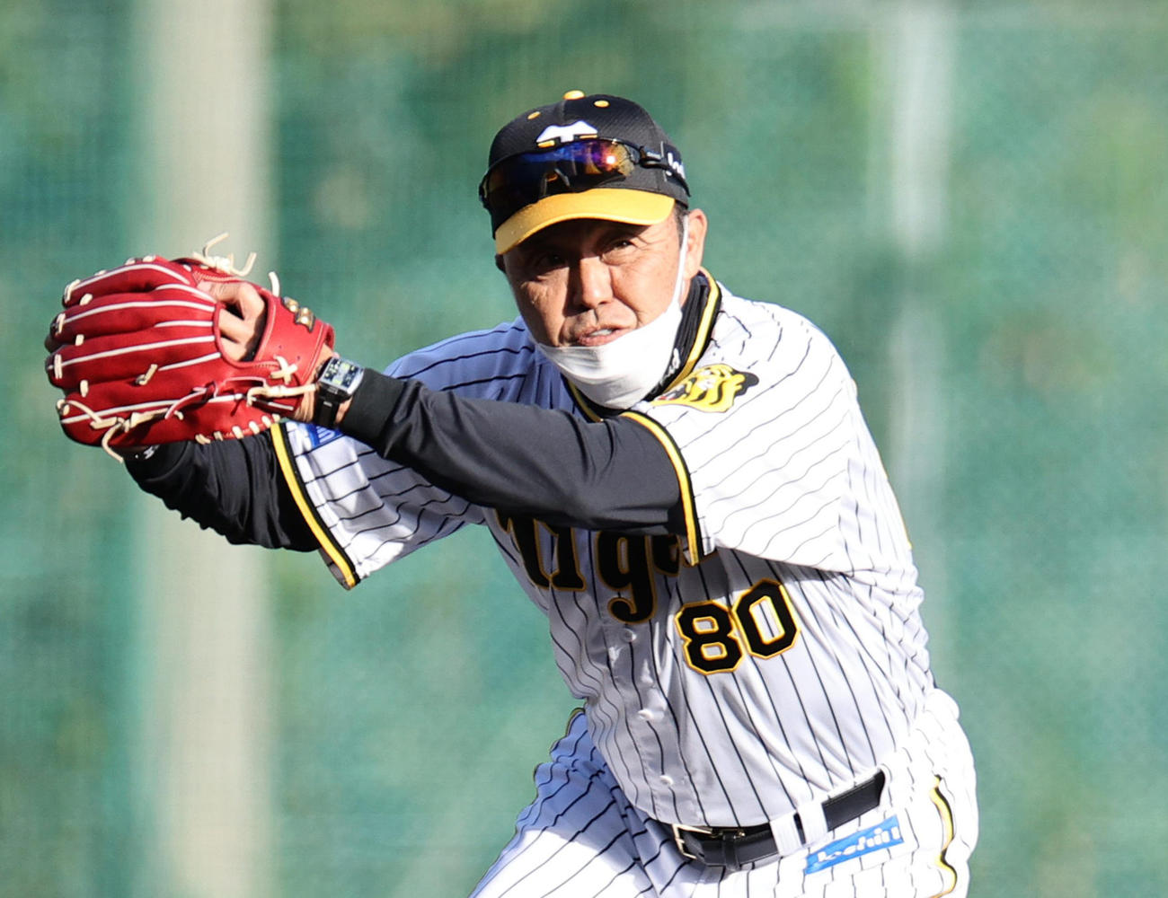 自らの守備で指導する岡田監督（撮影・上山淳一）