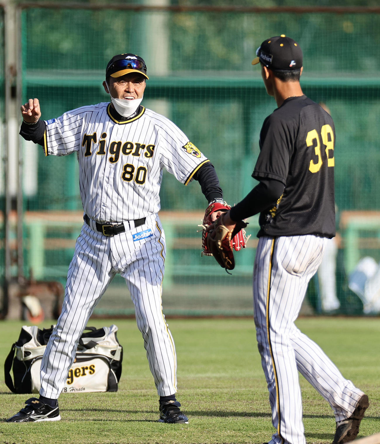 小幡（右）を指導する岡田監督（撮影・上山淳一）