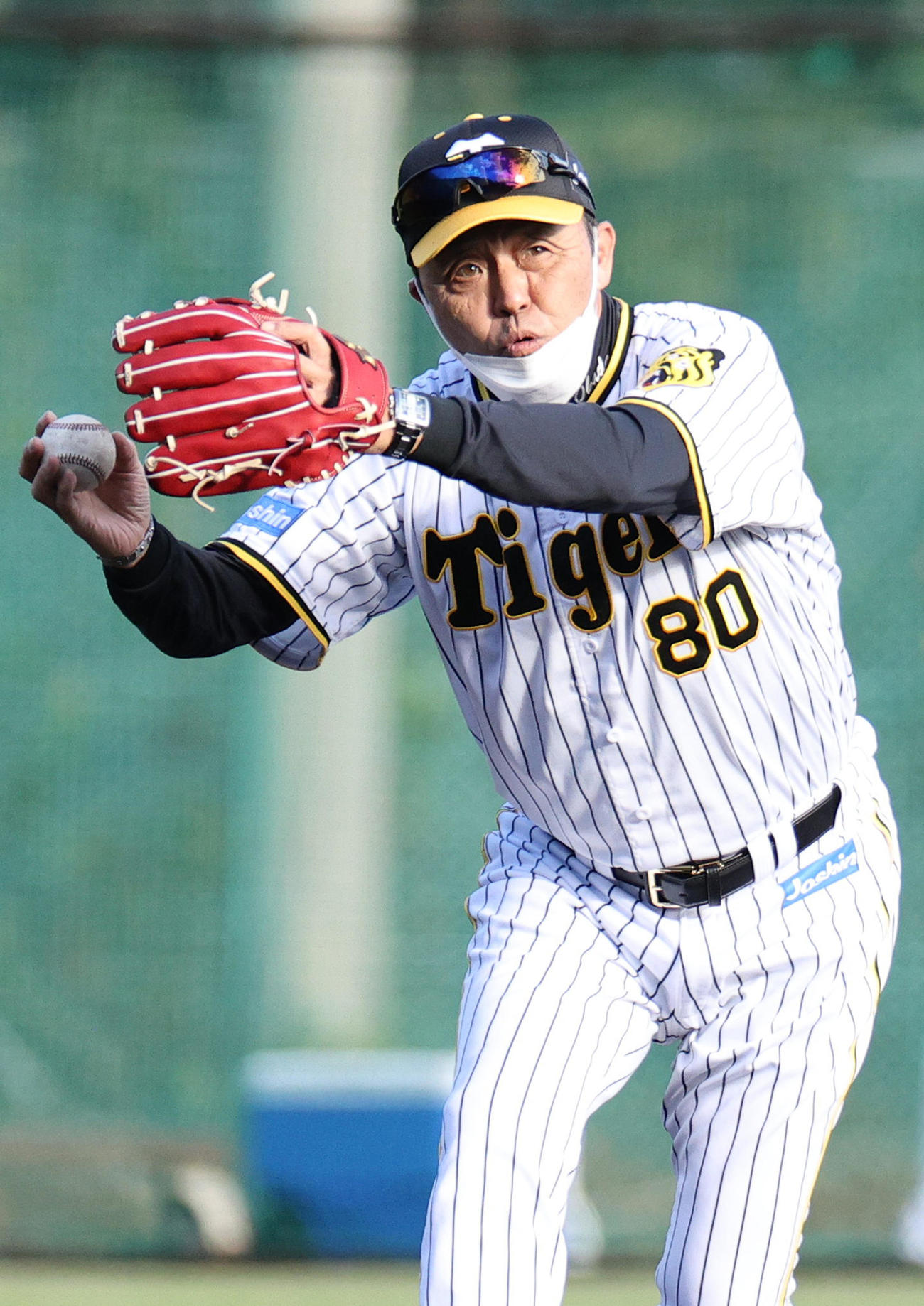 自らの守備で指導する岡田監督（撮影・上山淳一）