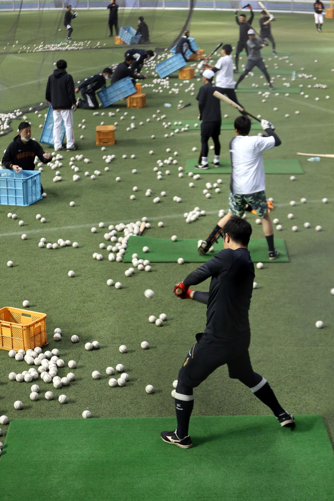 早朝練習の2000球連続ティー打撃を行う巨人ナイン（撮影・三須一紀）