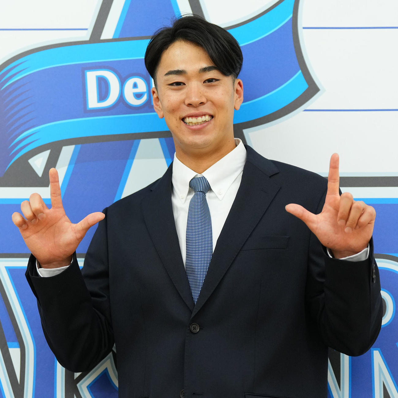 契約更改を終えポーズを取るDeNA入江（代表撮影）