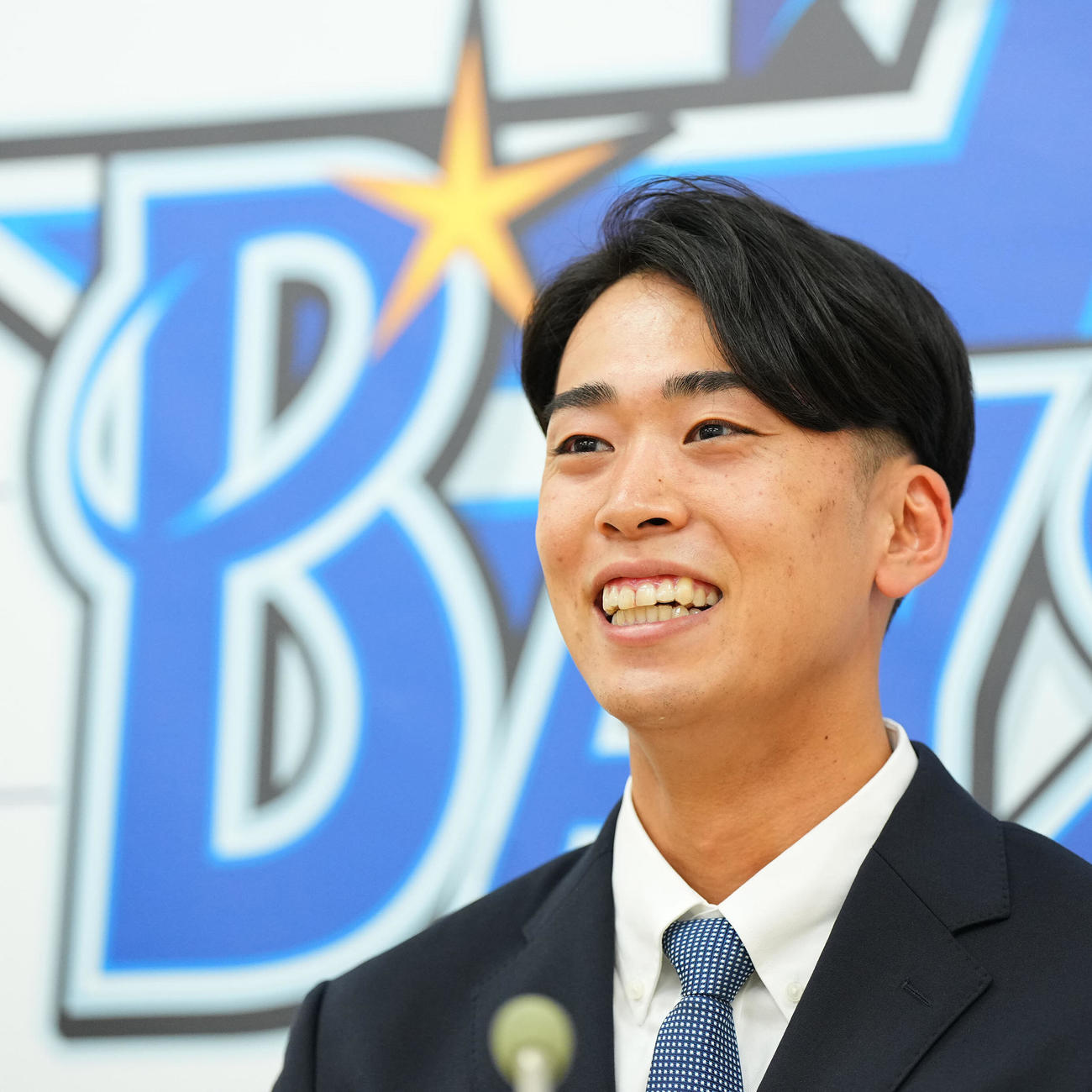 契約更改を終え会見で笑顔を見せるDeNA入江（代表撮影）