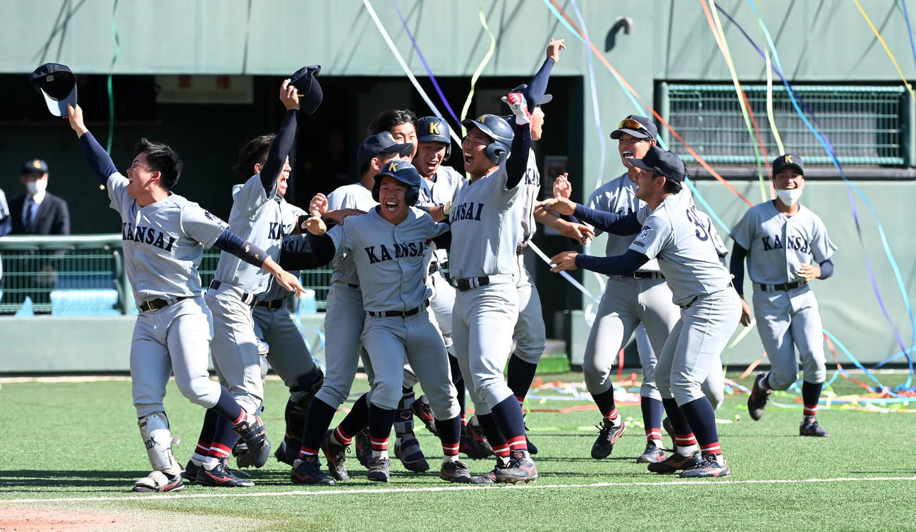 関大対天理大　天理大を破り明治神宮大会の出場が決定、喜ぶ関大ナイン（撮影・前岡正明）
