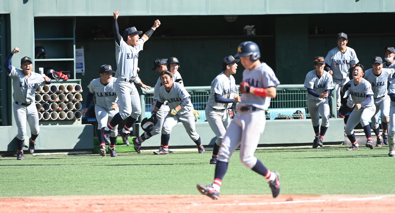 関大対天理大　天理大を破り明治神宮大会の出場が決定、喜ぶ関大ナイン。手前は生還する森田（撮影・前岡正明）