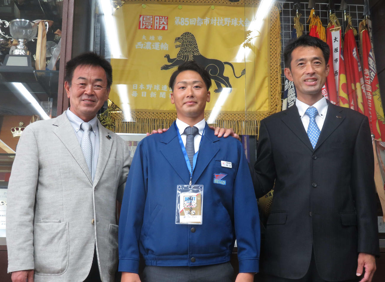 巨人水野スカウト部長（左）木佐貫スカウト（右）と記念撮影する西濃運輸・船迫（撮影・小早川宗一郎）