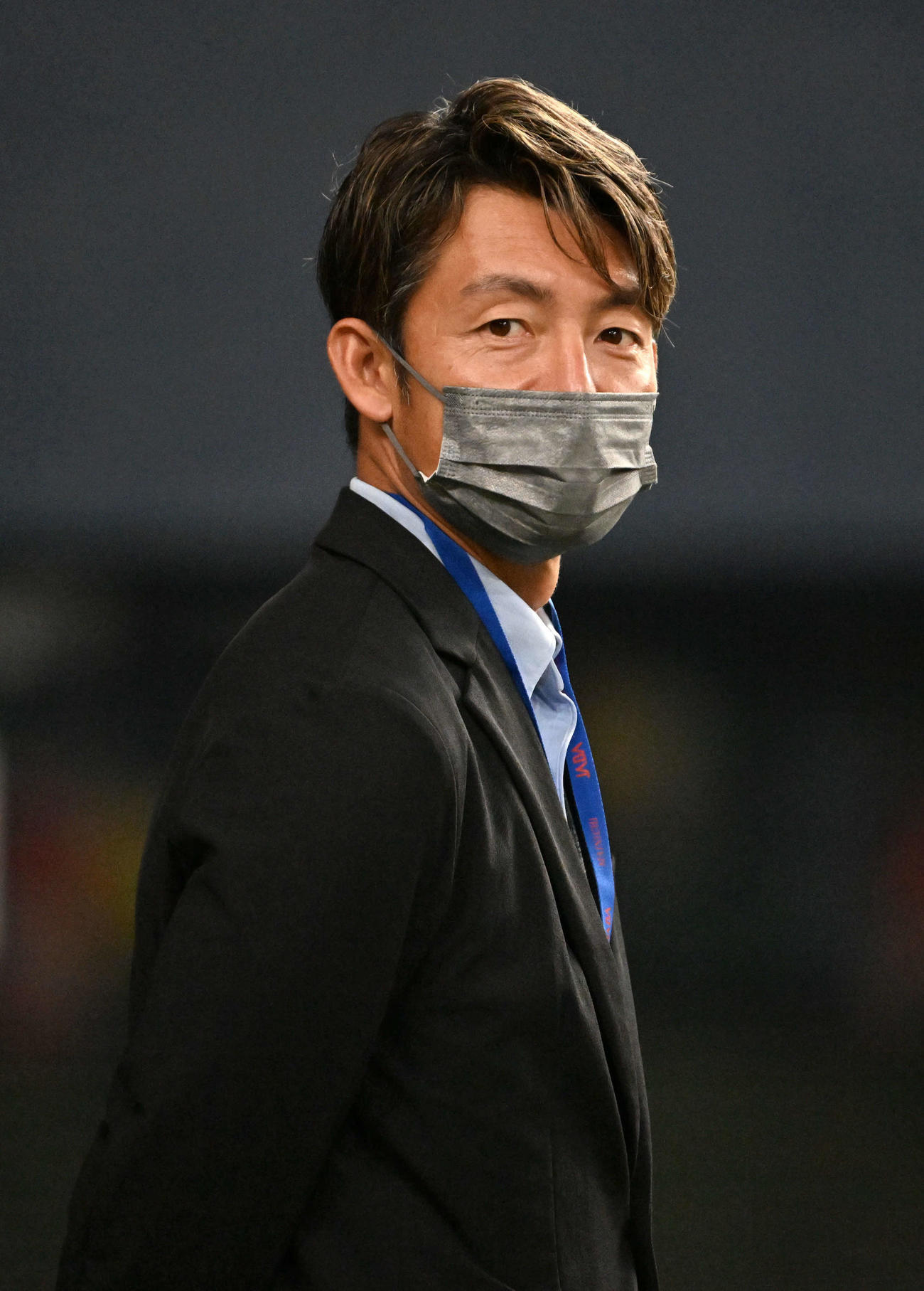 セガサミー対パナソニック　試合前に関係者と記念撮影をするパナソニック・鳥谷敬コーチ(撮影・石井愛子）＝京セラドーム大阪、2022年11月2日