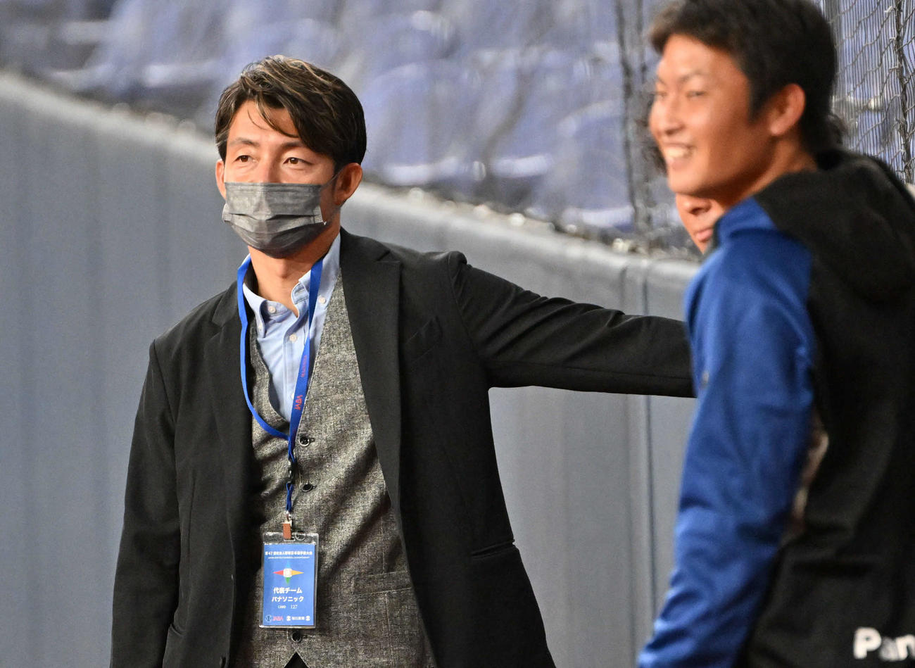 セガサミー対パナソニック　試合前に関係者と記念撮影をするパナソニック・鳥谷敬コーチ(撮影・石井愛子）＝京セラドーム大阪、2022年11月2日