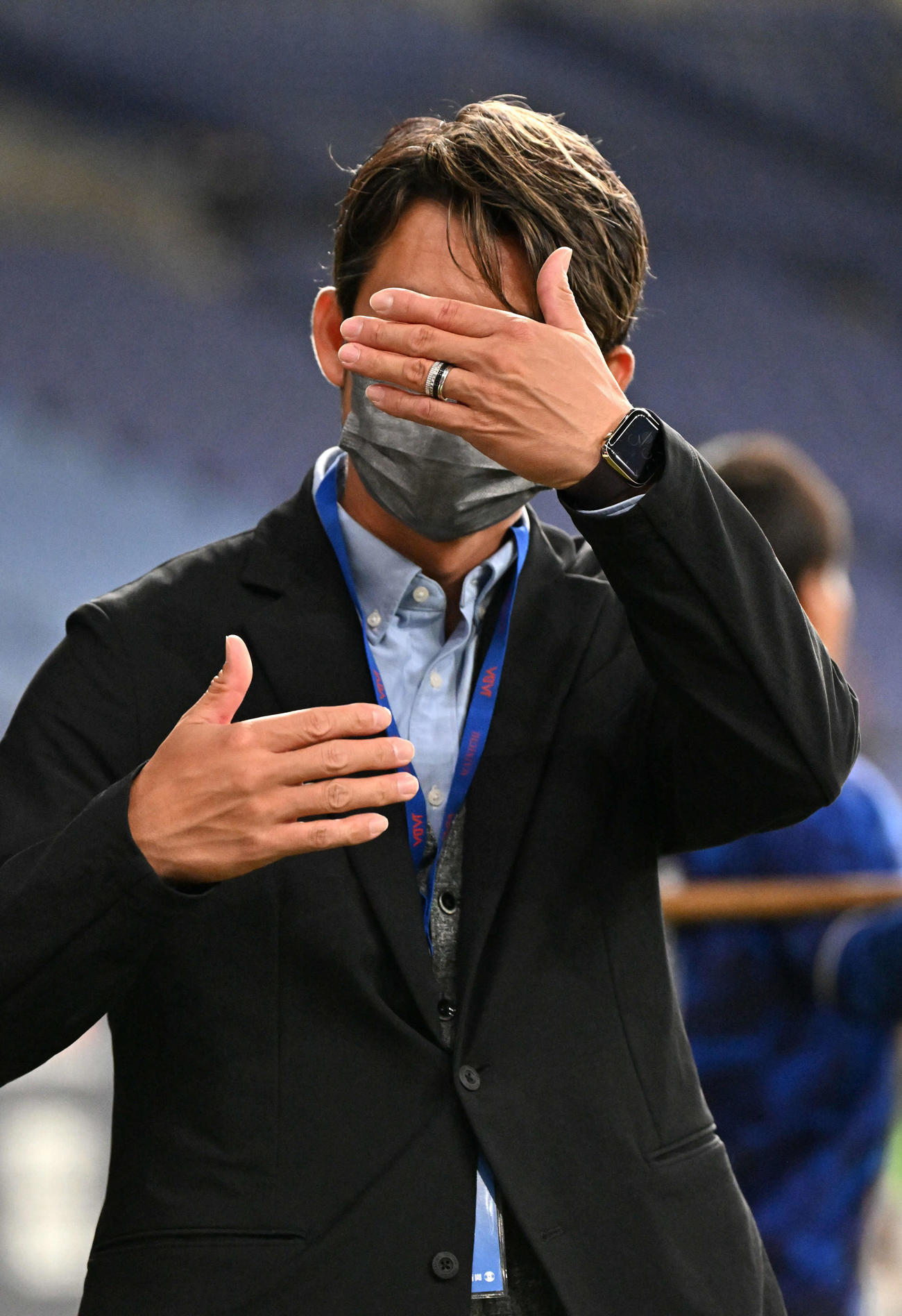 セガサミー対パナソニック　試合前、報道陣に「写真撮らないで」と顔を隠すパナソニック・鳥谷敬コーチ(撮影・石井愛子）＝京セラドーム大阪、2022年11月2日
