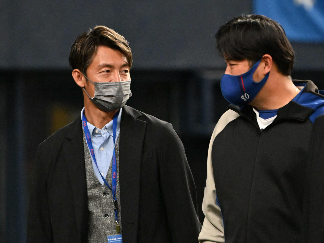 セガサミー対パナソニック　試合前にパナソニック・田中篤史監督(右)と話すパナソニック・鳥谷敬コーチ(左)(撮影・石井愛子）＝京セラドーム大阪、2022年11月2日