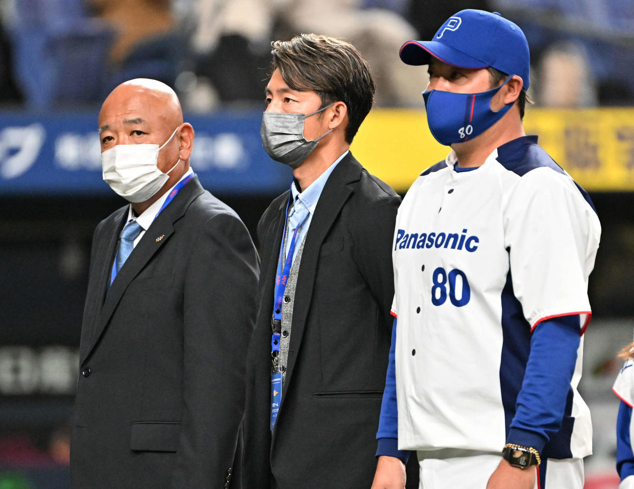 セガサミー対パナソニック　試合前に整列する(左から)中本浩GM、鳥谷敬コーチ、田中篤史監督(撮影・石井愛子）＝京セラドーム大阪、2022年11月2日