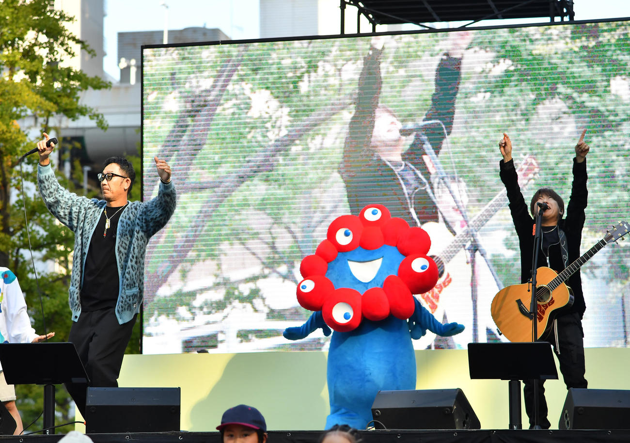 御堂筋ランウェイでライブを披露するコブクロ（撮影・清水貴仁）