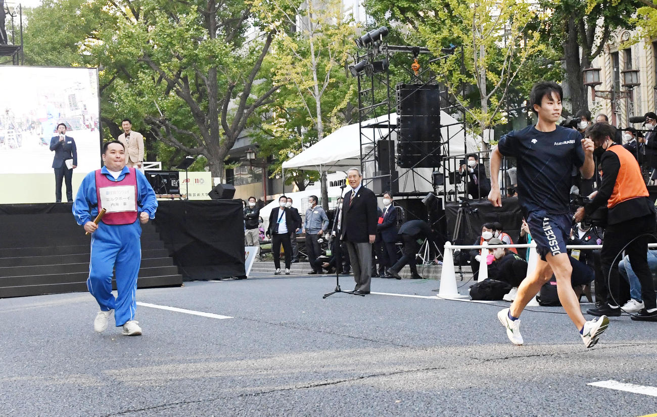 競歩バトルでスタートする池田向希（右）といきなり差がついたミルクボーイ内海崇（撮影・前岡正明）