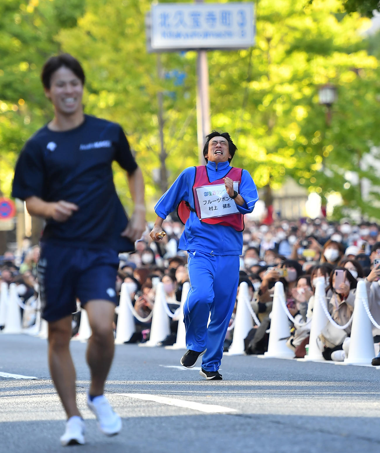 御堂筋ランウェイのアスリート・ランウェイ競歩バトルで競歩選手の池田向希（左）と対決するフルーツポンチ村上健志ら（撮影・清水貴仁）