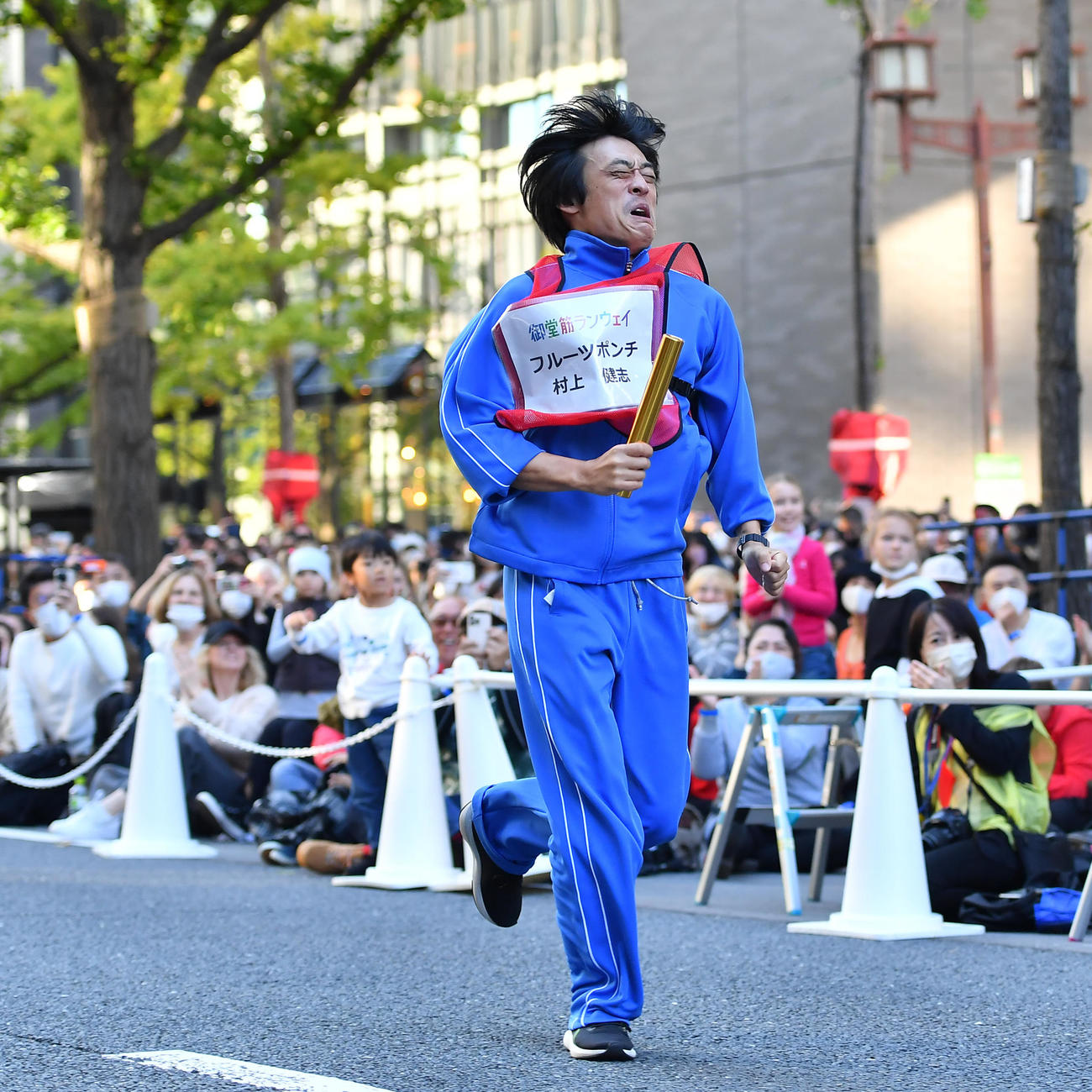 御堂筋ランウェイのアスリート・ランウェイ競歩バトルで競歩選手の池田尚希と対決するフルーツポンチ村上健志ら（撮影・清水貴仁）