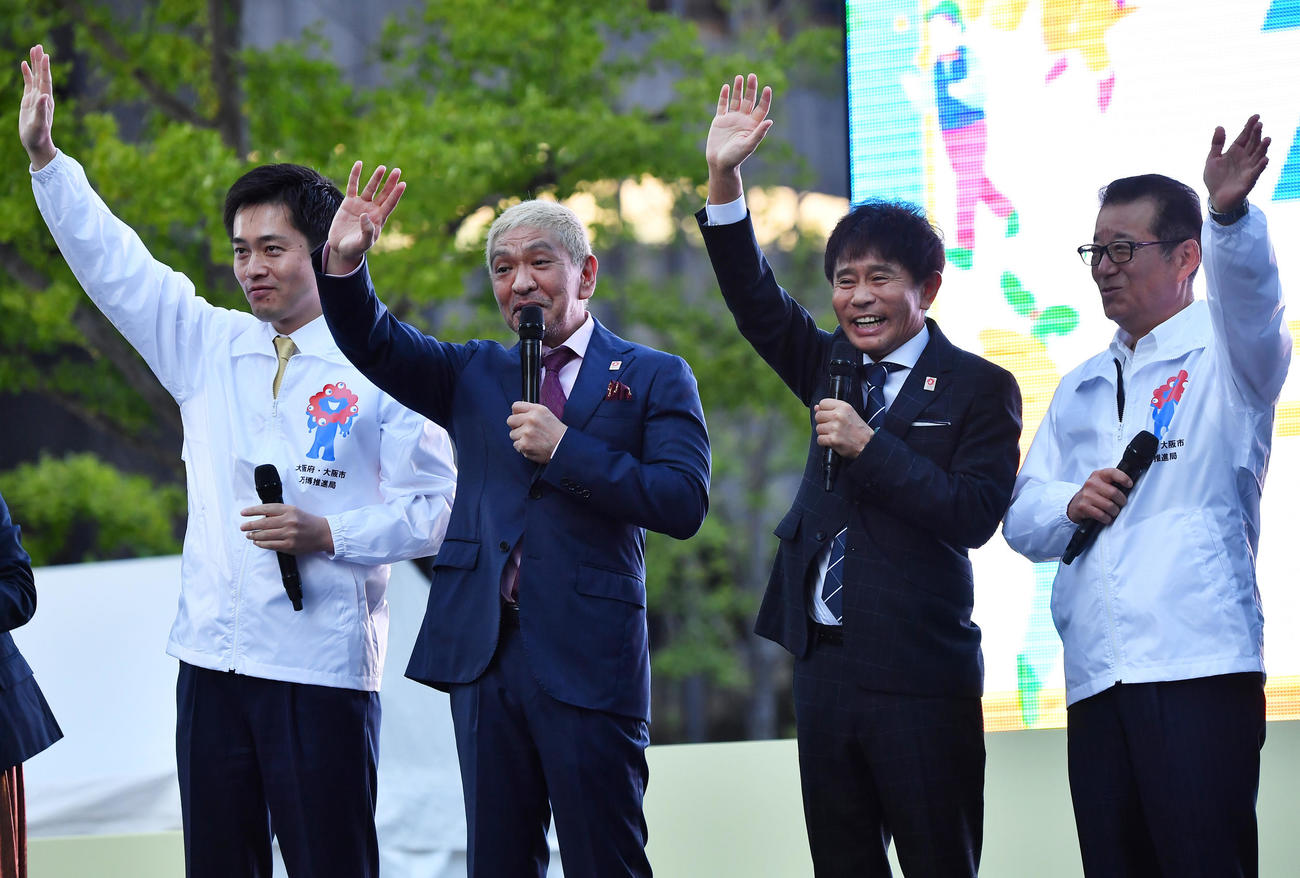 御堂筋ランウェイで壇上に上がり手を振るダウンタウンの松本人志（中央左）と浜田雅功（中央右）、左は吉村大阪府知事、右は松井大阪市長（撮影・清水貴仁）