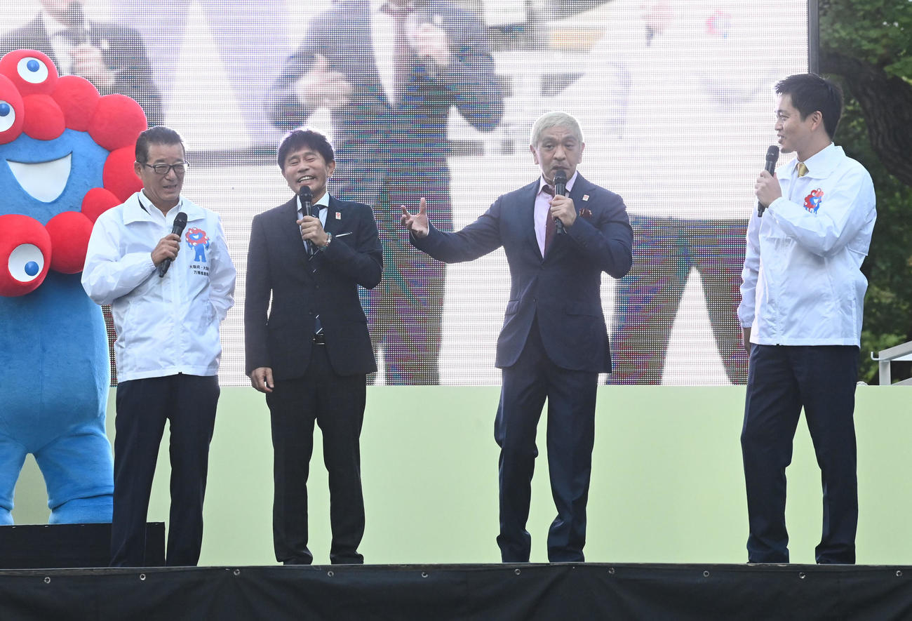ステージでトークを繰り広げる（左から）松井大阪市長、ダウンタウン浜田雅功と松本人志、吉村大阪府知事（撮影・前岡正明）