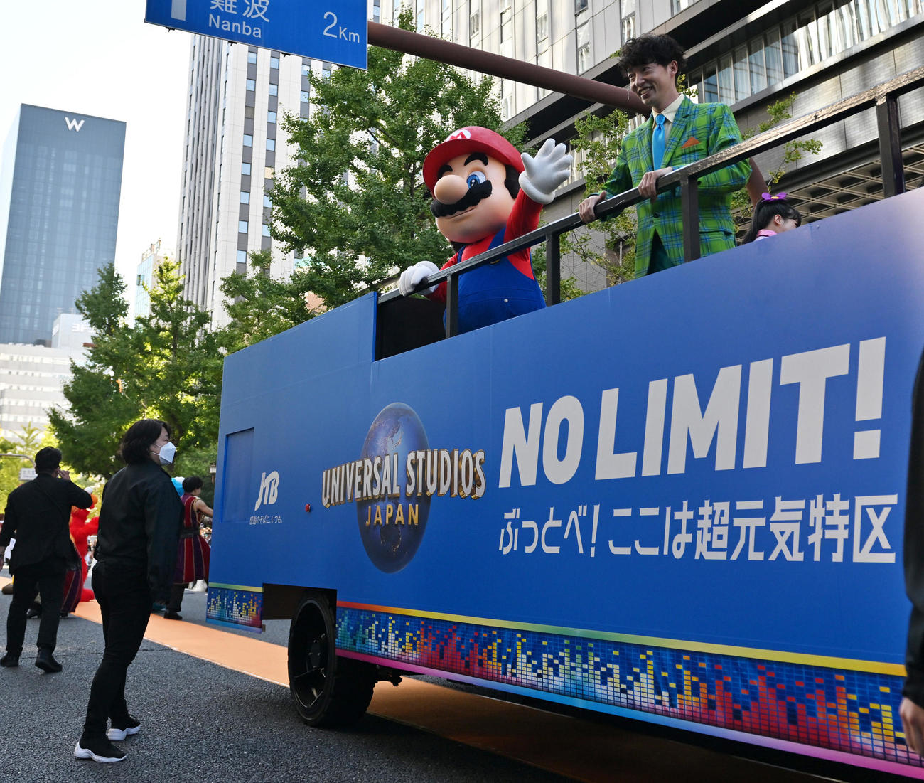 御堂筋ランウェイでUSJスペシャルパフォーマンスで登場したマリオ（撮影・清水貴仁）