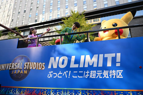 御堂筋ランウェイでUSJスペシャルパフォーマンスで登場したピカチュウ(撮影・清水貴仁)