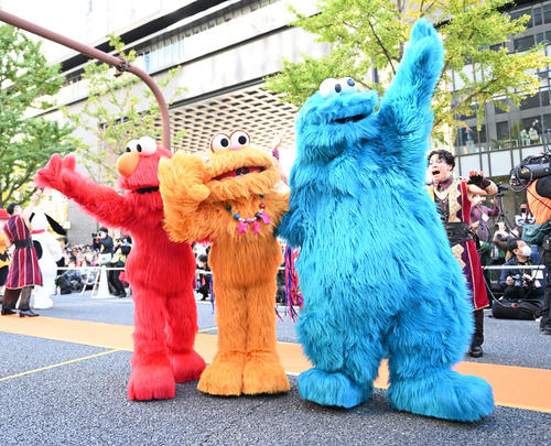 御堂筋ランウェイでUSJスペシャルパフォーマンスで登場したセサミストリートのキャラクター(撮影・清水貴仁)