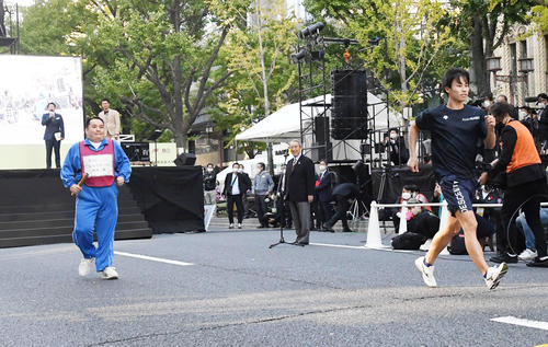 競歩バトルでスタートする池田向希(右)といきなり差がついたミルクボーイ内海崇(撮影・前岡正明)