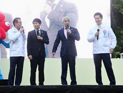 ステージでトークを繰り広げる(左から)松井大阪市長、ダウンタウン浜田雅功と松本人志、吉村大阪府知事(撮影・前岡正明)