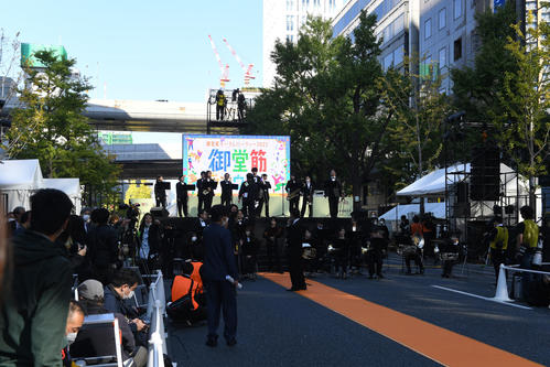 多くの観客が集まった御堂筋ランウェイ2022(撮影・前岡正明)